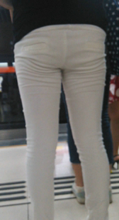 紧身白裤大妈臀