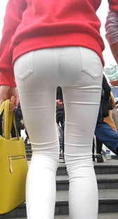 性感白裤上楼梯透黑内