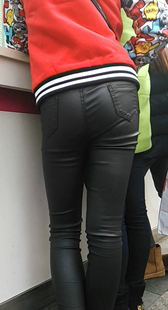 紧身皮裤小妹买东西