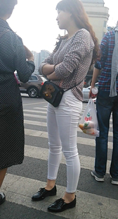 紧身白裤等红灯