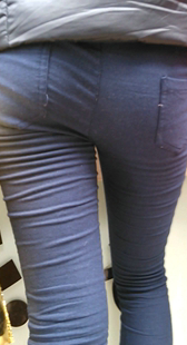 街拍紧身蓝色打底裤少妇