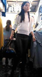 时尚紧身黑皮裤美女买衣服