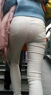极品白裤宽臀美女上楼梯