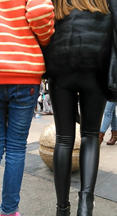 性感紧身皮裤小妹