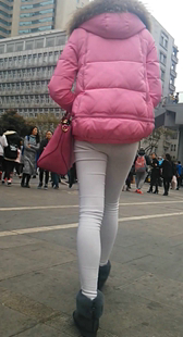 紧身白裤紧内痕小妹