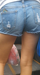 牛仔热裤美女上电梯