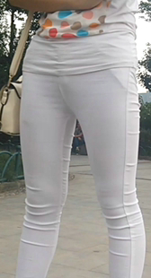 白裤妹妹打电话全方位摄