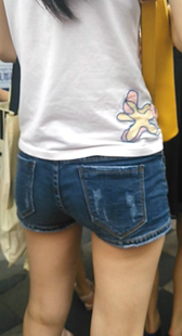 牛仔热裤赶公交