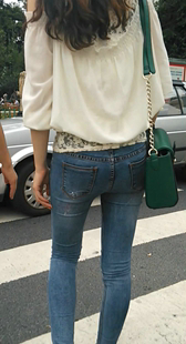 超级紧身牛仔裤过马路