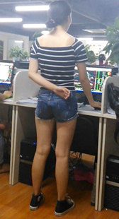 跟拍同事牛仔热裤