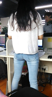 紧身同事长牛仔裤屁股