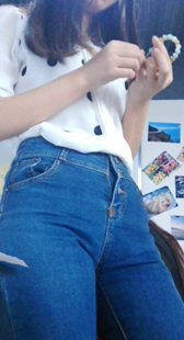 公司同事紧身牛仔裤正面三