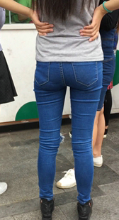 蓝色紧身牛仔裤美女