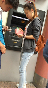 磨白牛仔裤美女取钱翘臀