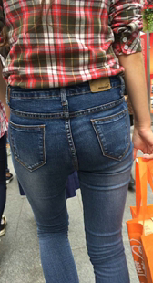 蓝色紧身牛仔裤肥臀