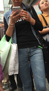 紧身牛仔裤赶公交车全方位拍