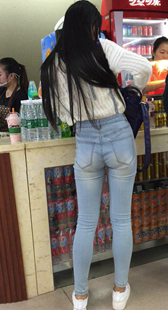 白色牛仔裤小妹这臀真是宽