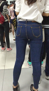 深蓝色紧身牛仔裤妹妹第一季