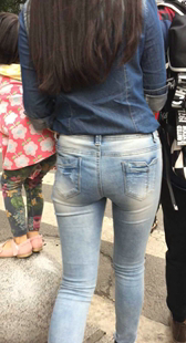 时尚牛仔裤肥臀扭的好爽