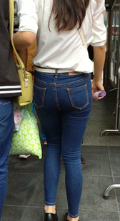 深蓝色紧身牛仔裤妹妹第二季