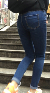 两个紧身蓝色紧身牛子裤小美女