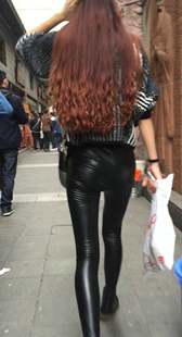 时尚黑色皮裤美女逛街能见脸