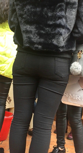 紧身黑裤肥臀买东西屁股很翘