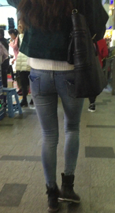 紧身灰白牛仔裤美女