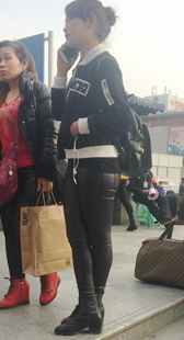 火车站紧身皮裤女打电话