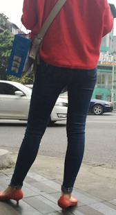 蓝色紧身牛仔裤美女等车