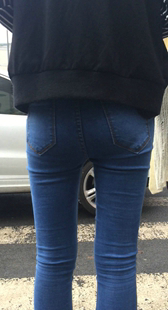 蓝色紧身牛仔裤少女小臀