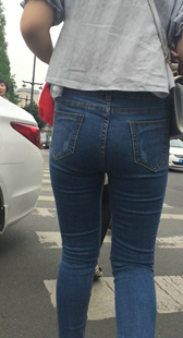 蓝色紧身牛仔裤翘臀