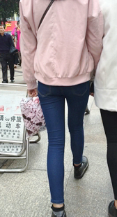 蓝色贴紧致牛仔裤