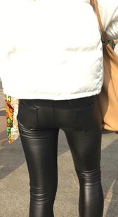 火车站性感紧身皮裤美女