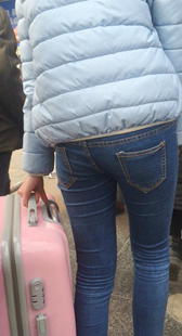 蓝色紧身牛仔裤美女学生