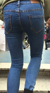 街拍蓝色紧身牛仔裤美女