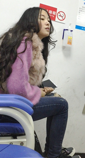 生病的紧身牛仔裤美女