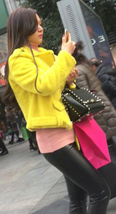 街拍紧身黑皮裤美女