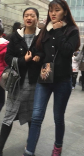 蓝色紧身牛仔裤美女逛街