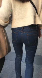 蓝色紧身牛仔裤长腿美女