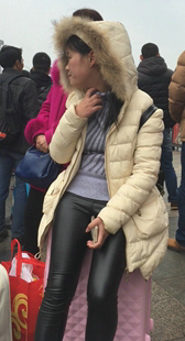 火车站紧身皮裤正面凸起