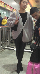 火车站很有韵味的美女