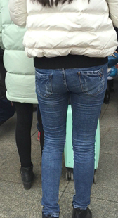 蓝色紧身牛仔裤肥臀美女