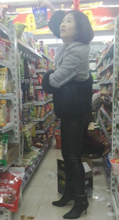 超市紧身黑皮裤美女