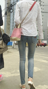 灰白长腿紧身牛仔裤少妇