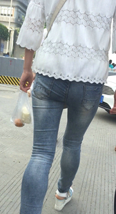 长腿紧身蓝色牛仔裤