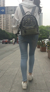 紧身蓝色牛仔裤妹妹很警惕