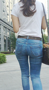 公司楼下超级紧身丰满蓝色紧身牛仔裤