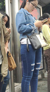 丰满蓝色紧身牛仔裤美女站拍第二季