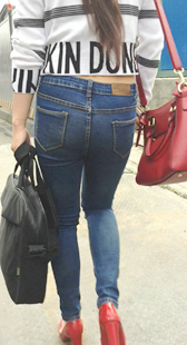 赶着上班的蓝色紧身牛仔裤美女